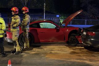 Młody kierowca rozbił porsche za 700 tys. zł! Uderzył w osobowe audi na prostej drodze