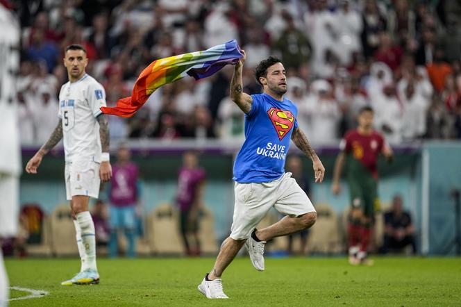 Kibic z tęczową flagą zakłócił mecz Portugalia - Urugwaj