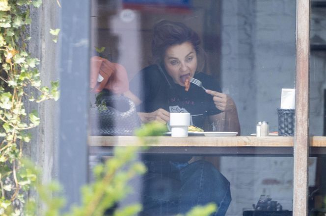 Małgorzata Socha stroi miny przy bajglu