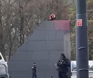 Mężczyzna wszedł na pomnik smoleński