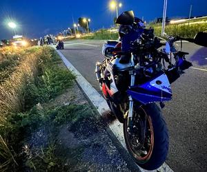 Wypadek przy S8 pod Wołominem. Motocyklista wjechał w grupę osób! W akcji śmigłowiec LPR