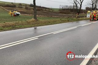 Poważny wypadek w Racławicach. Lądował śmigłowiec LPR. Droga całkowicie zablokowana