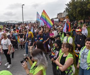 VI Toruński Marsz Równości. Przeciwnicy modlili się w centrum