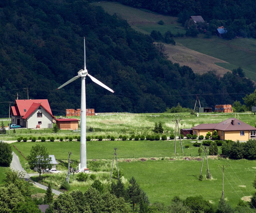 Własna energia z wiatru, czyli jak dobrać i zamontować przydomową turbinę?