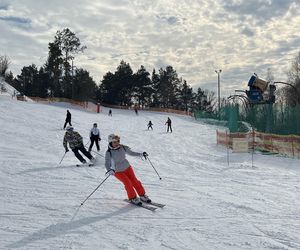 Na nartach podjadała mężowi frytki