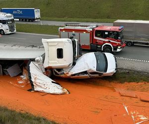 Samochód ciężarowy uderzył w busa na A1