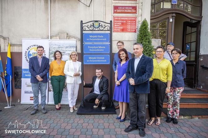 Tablice w języku śląskim przed Urzędem Miejskim w Świętochłowicach