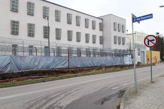 Rozbierają stary mur więzienny w Zakładzie Karnym w Iławie