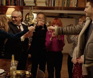 M jak miłość, zabawa sylwestrowa. Werner (Jacek Kopczyński), Andrzej Budzyński (Krystian Wieczorek), pani Ola (Ewa Kolasińska), Sylwia (Hanna Turnau), Viola (Magdalena Waligórska), Nadia (Mira Fareniuk), Dima (Michaił Pszeniczny)