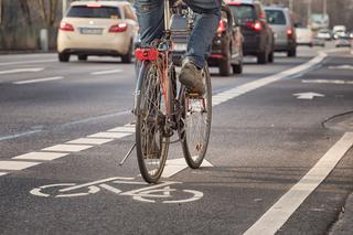 Czy można jechać na rowerze ulicą, gdy obok jest ścieżka rowerowa?