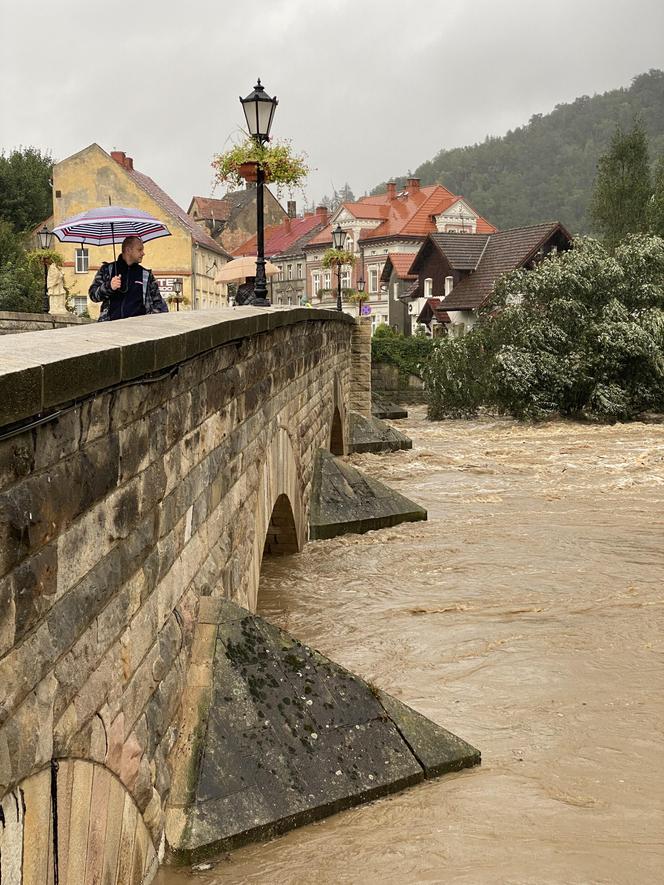 Bardo zatopione. Ulice toną, nie ma prądu, są problemy z siecią