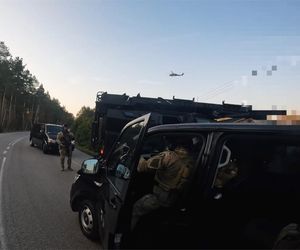 Starnowali bramę samochodem pancernym, obok lądował śmigłowiec z antyterrorystami. Spektakularna akcja policji na Mazowszu