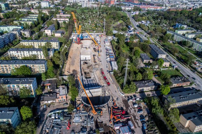 Pod Łodzią pracują Katarzyna i Faustyna.