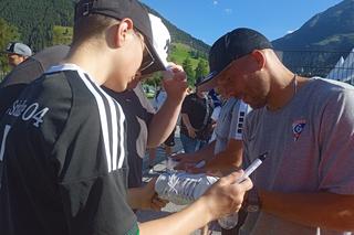 Górnik przegrał z Schalke, ale kibice i tak przyszli po autografy do Lukasa Podolskiego. „Było mi przyjemnie, bo zazwyczaj mi złorzeczyli” [ROZMOWA SE]