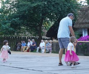 Sielanka na parkiecie w Muzeum Wsi Lubelskiej pod gołym niebem! Za nami kolejna potańcówka w rytmie miejskiego folkloru z Warszawy i Lwowa