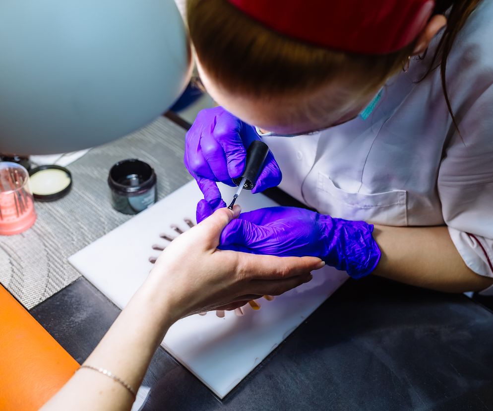Kosmetyczka wykonuje manicure hybrydowy 