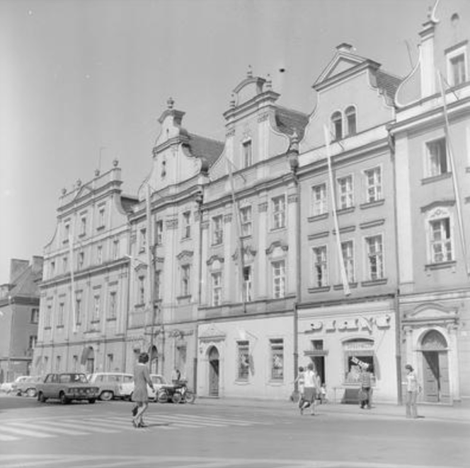 Zabytkowe kamienice przy Rynku. Na ulicy samochód Fiat 125 p