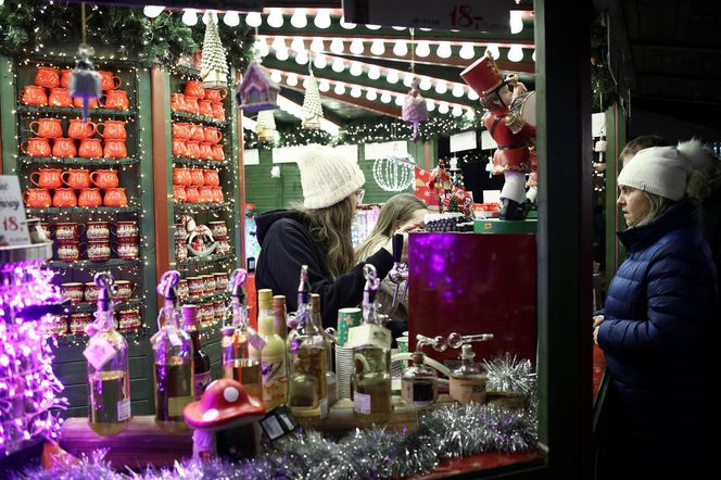 Bytomski rynek świeci się jak choinka. Gwiazda DeLoreana rozświetliła Bytomski Jarmark Świąteczny