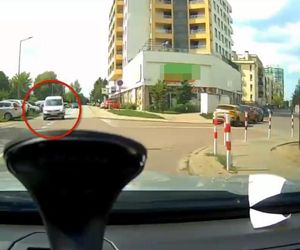 Policja pokazuje dramatyczna nagranie z pijanym kierowcą. 49-latek siał postrach na drogach Piaseczna