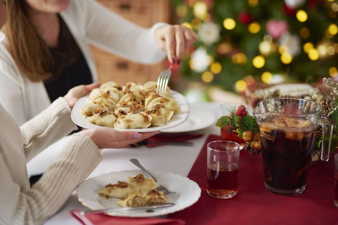 zbliżenie na tacę z pierogami podczas świątecznej, rodzinnej kolacji