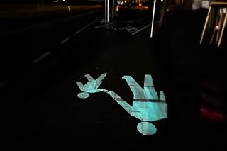 Droga dla rowerów oznaczona farbą fluorescencyjną w Wielkopolsce