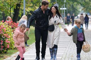 M jak miłość odc. 1703. Iza (Adriana Kalska), Szymek (Staś Szczypiński), Maja (Laura Jankowska), Marcin (Mikołaj Roznerski)