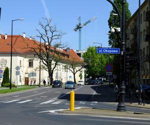 Spider-Man wspiął się na dźwig budowlany. Szokujące sceny w centrum miasta