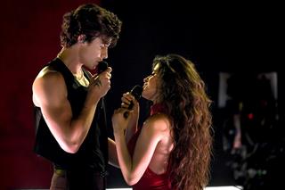 Shawn Mendes i Camila Cabello tańczą SALSĘ na ulicy! Kto ma większy talent? [WIDEO]