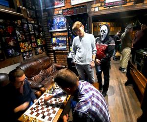 Halloweenowy turniej szachowy w Hard Rock Pubie Pamela. Torunianie i goście bawili się doskonale