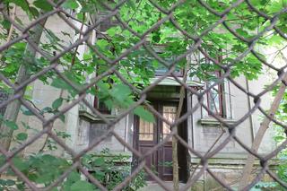  Willa z niezwykłą historią straszy w centrum miasta [GALERIA]