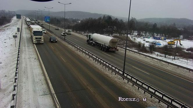 Ciężkie warunki na drogach dojazdowych do Krakowa. Jest bardzo ślisko! Zalega błoto pośniegowe