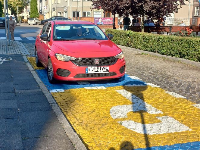 ​Ktoś przemalował strefę „Pocałuj i Jedź” przy Szkole Podstawowej nr 10 w Lesznie. Bo kojarzyła się z barwami Ukrainy