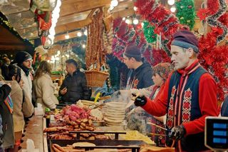Ceny na jarmarkach świątecznych w Polsce przyprawiają o zawrót głowy! Tyle trzeba zapłacić za pajdę chleba ze smalcem i ogórkiem