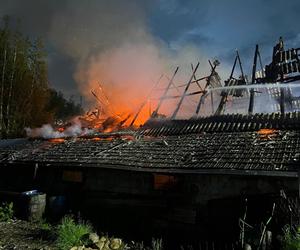 Ogromny pożar w Zakopanem! Płomienie objęły budynki gospodarcze. Na miejscu 10 zastępów straży pożarnej [ZDJĘCIA]