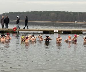 WOŚP 2025 w Olsztynie. Morsy w szczytnym celu wykąpali się w lodowatym jeziorze Ukiel [ZDJĘCIA]