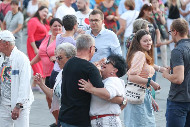 Potańcówka przed teatrem w Katowicach