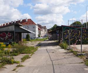 Zdemolowane rudery niemal w centrum Olsztyna. „Smród bywa podobno nie do zniesienia” [ZDJĘCIA]