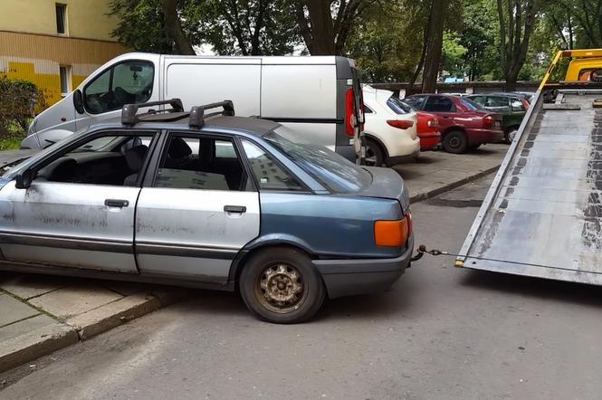 Na naszych oczach służby usuwały dzisiaj znajdujące się na ulicy Zachodniej wraki