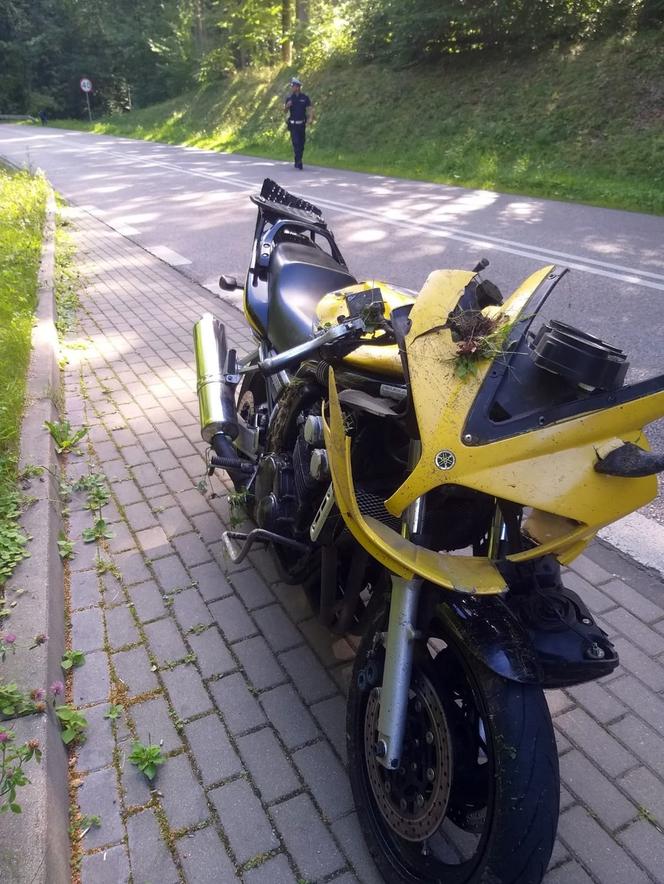 Groźne zdarzenie z udziałem motocyklisty. Jechał za szybko i wypadł z drogi