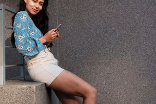 Białe sneakersy to must have w letniej garderobie. Z czym je łączyć, żeby wyglądać jak prawdziwa it-girl?