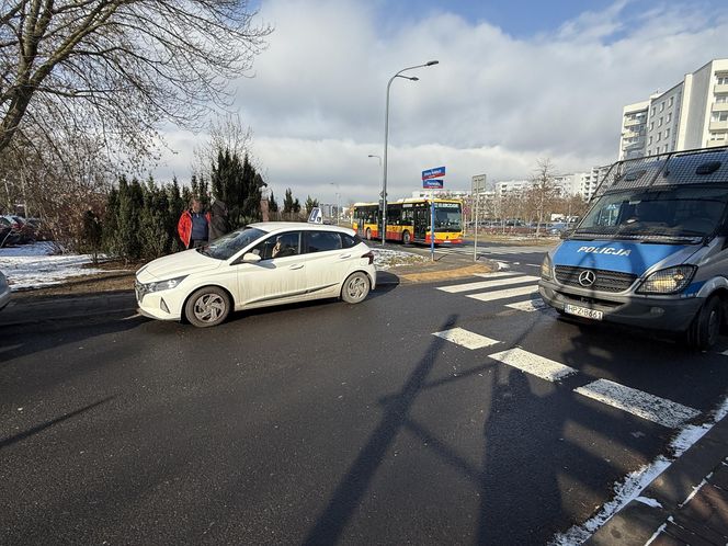  Podczas pościgu w Warszawie zderzyli się z nauką jazdy. Policjanci z Łodzi próbowali zatrzymać Gruzinów. „Czynności trwają”