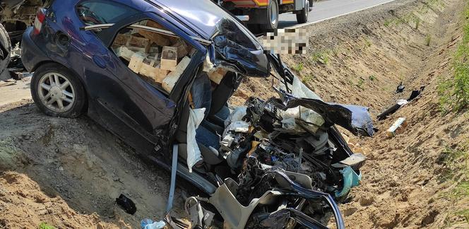 Kondrajec Szlachecki. ZDJĘCIA z wypadku na DK nr 7! Dwie osoby zginęły w zderzeniu renaulta z ciężarówką [AKTUALIZACJA]