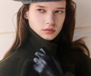 Jesienna elegancja: ponadczasowe kroje i szlachetne tkaniny 