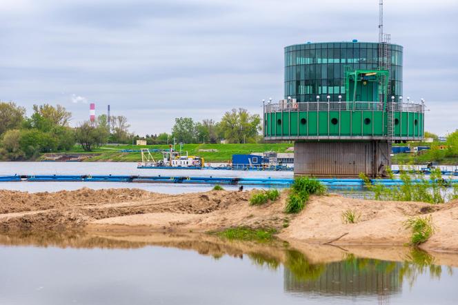 Gruba Kaśka w Warszawie - zdjęcia okrąglaka stojącego pośrodku Wisły