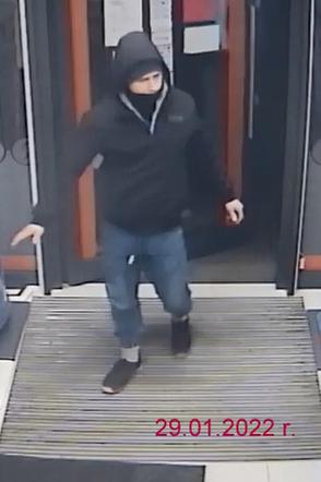 Seria kradzieży w drogerii w Dobrzejewicach koło Torunia. Rozpoznajesz sprawców?