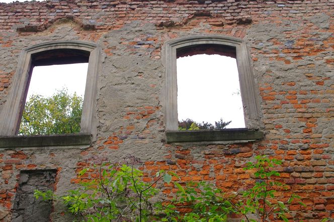 To jeden z najstarszych pałaców w Małopolsce. Mieszkańcy wsi widują w jego ruinach zjawę