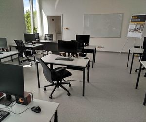 W budynku BCU nr 2 w Siedlcach znajduje się duża hala i 11 sal szkoleniowych, które zostały bardzo nowocześnie wyposażone.