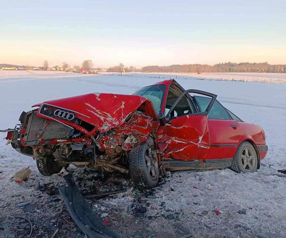 Poranny koszmar pod Przasnyszem. Z auta zostały strzępy. Jest wiele rannych!