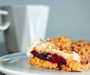 Szarlotka na zimno? Brzmi jak bajka, smakuje jeszcze lepiej. Nie musisz piec, by podbić podniebienia gości