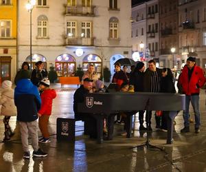 Zagrać na nim może każdy - na Rynku Głównym w Kaliszu stanął fortepian 